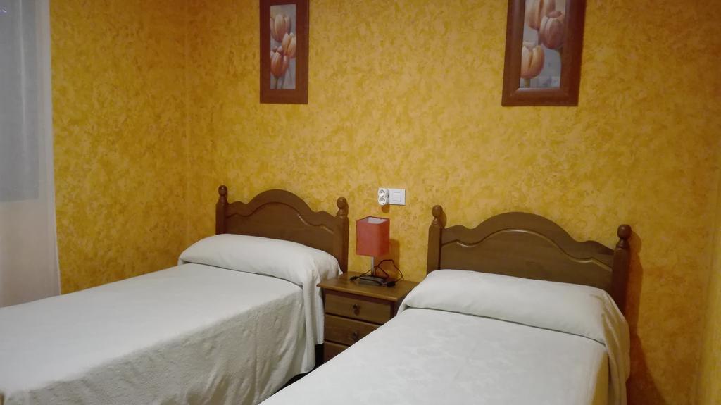 מלון Montearagon Hostal La Aldaba מראה חיצוני תמונה