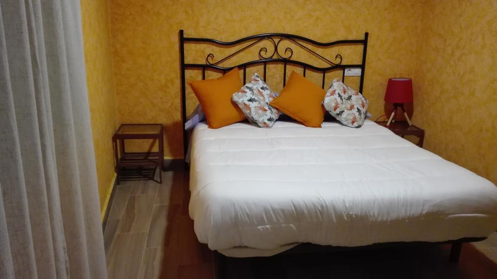 מלון Montearagon Hostal La Aldaba מראה חיצוני תמונה