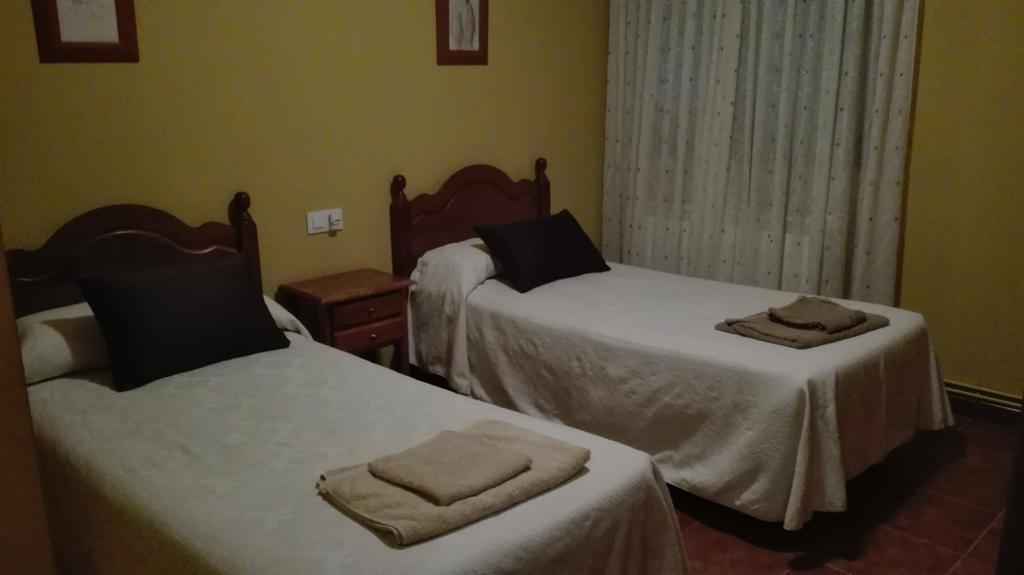 מלון Montearagon Hostal La Aldaba מראה חיצוני תמונה