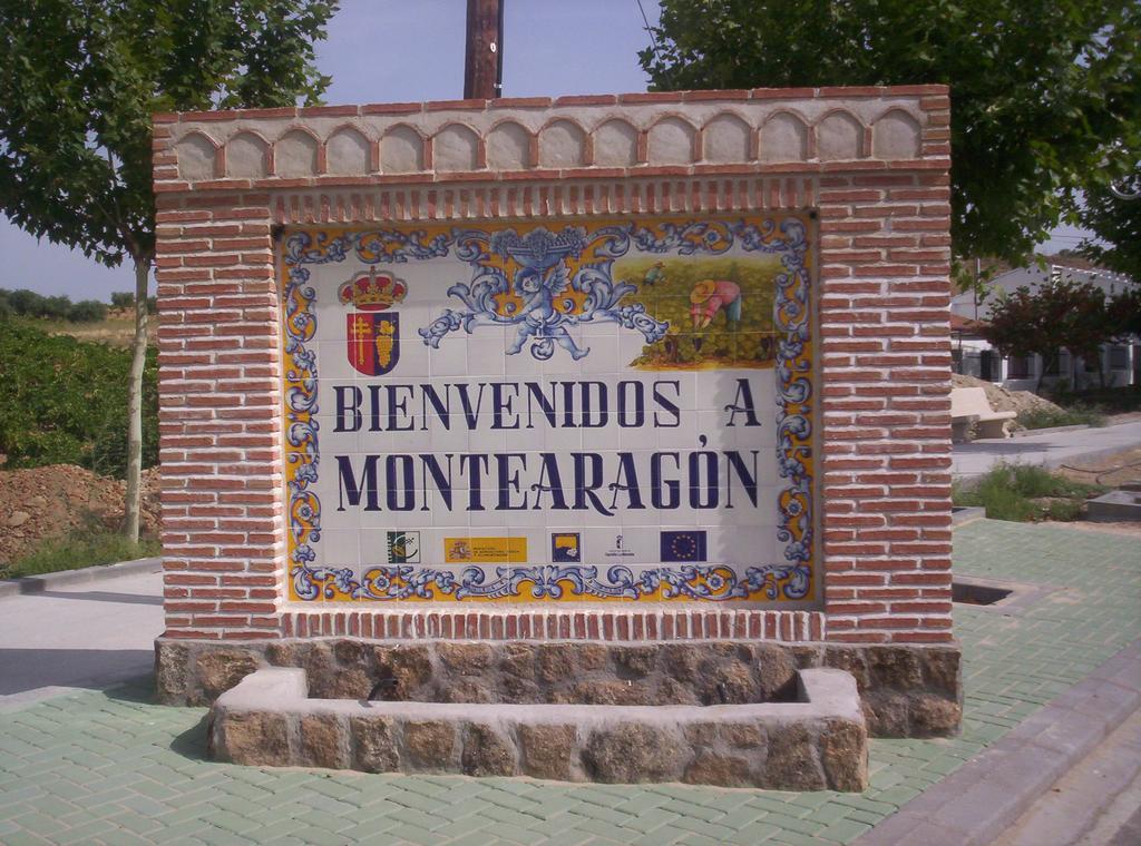מלון Montearagon Hostal La Aldaba מראה חיצוני תמונה
